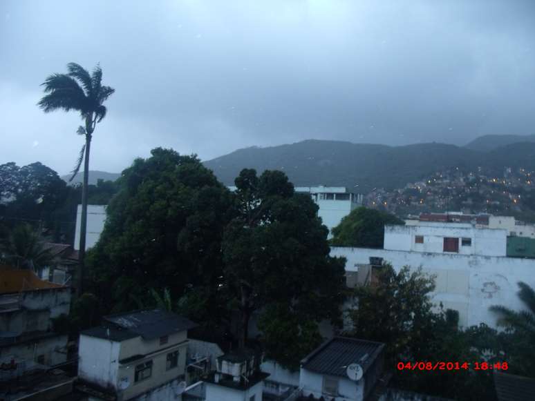 Vento continuava forte na manhã desta terça-feira; foto do bairro Lins de Vasconcelos