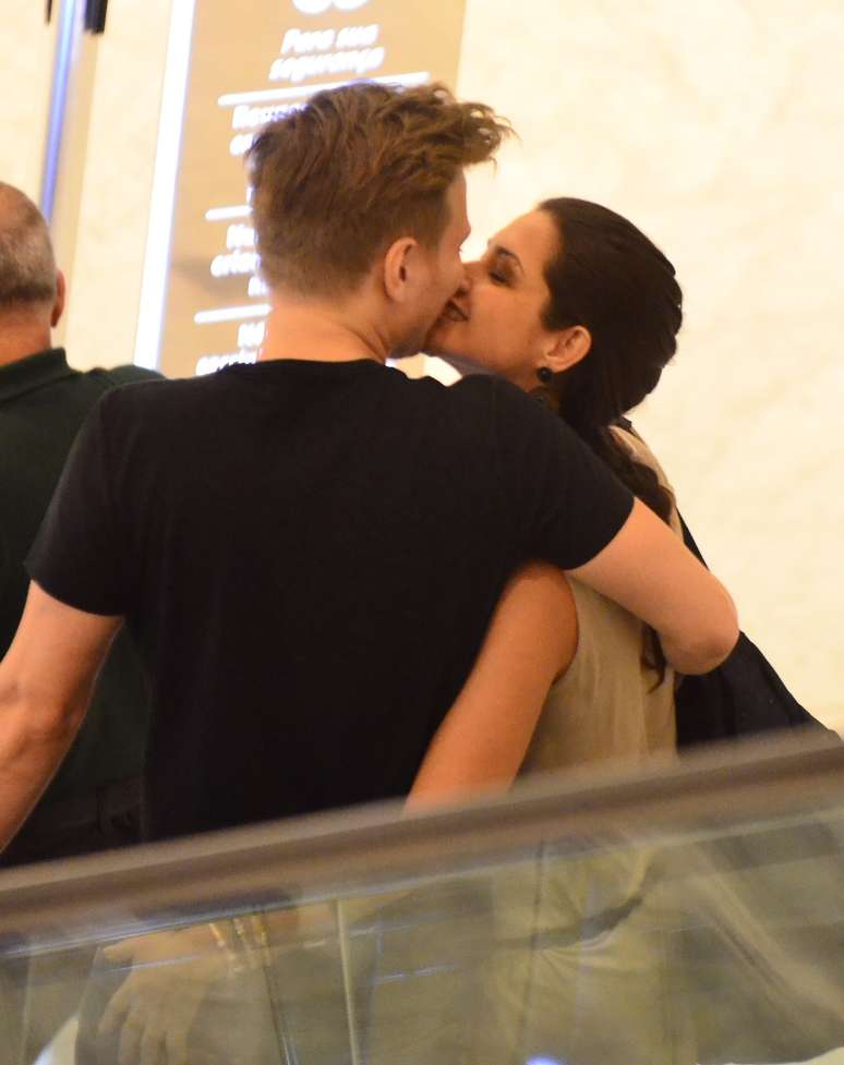 Michel Teló e Thaís Fersoza trocam beijos ao sair de jantar em shopping no Rio de Janeiro