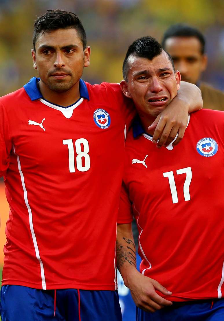 Gary Medel chora após eliminação para o Brasil na Copa do Mundo