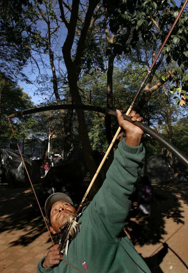 Índio guarani atira flecha; povo teria inventado o futebol antes de ingleses