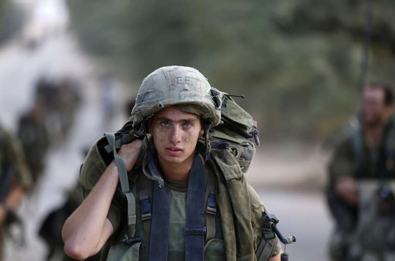 Soldado israelense caminha em retirada por cessar-fogo de 72 horas estabelecido a partir desta terça-feira