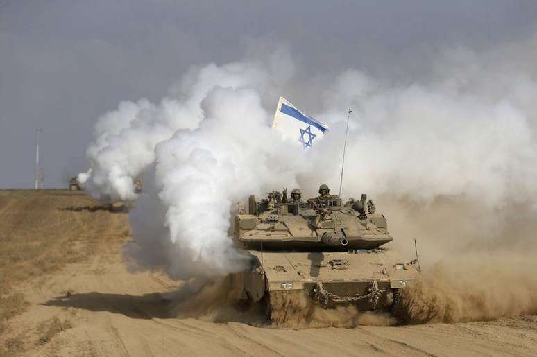 Tanque de guerra israelense cruza a fronteira de volta para  Israel a partir da Faixa de Gaza. 5/08/2014.