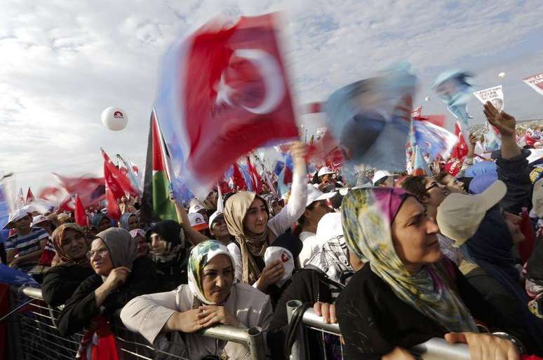 <p>Apoiadores do premi&ecirc; turco e candidato &agrave; Presid&ecirc;ncia, Tayyip Erdogan, durante com&iacute;cio eleitoral em Istambul, no domingo</p>