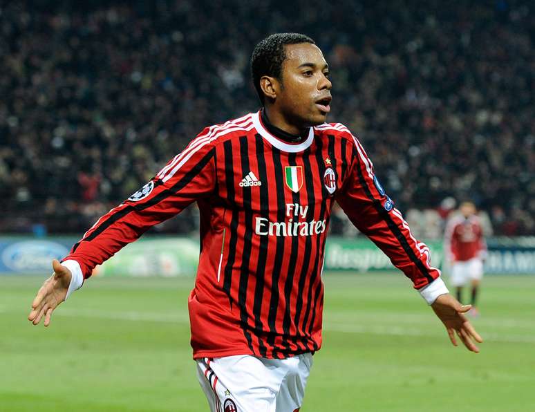 Robinho ainda pertence ao Milan, mas clube italiano quer vendê-lo