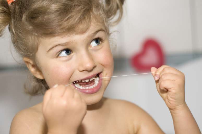 Mais que ensinar, o exemplo é super importante, a criança acaba por ser motivada ao ver seus pais usando o fio dental