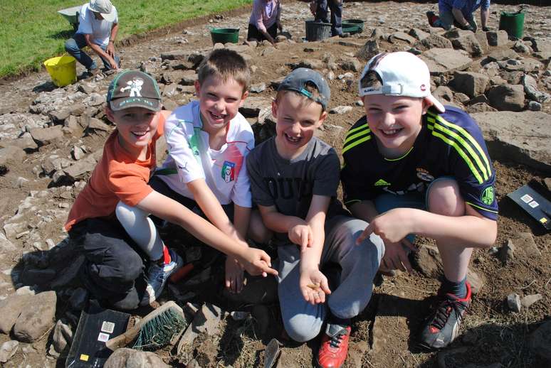 <p>Alunos da escola primária de Alston participavam de um projeto de arqueologia</p>