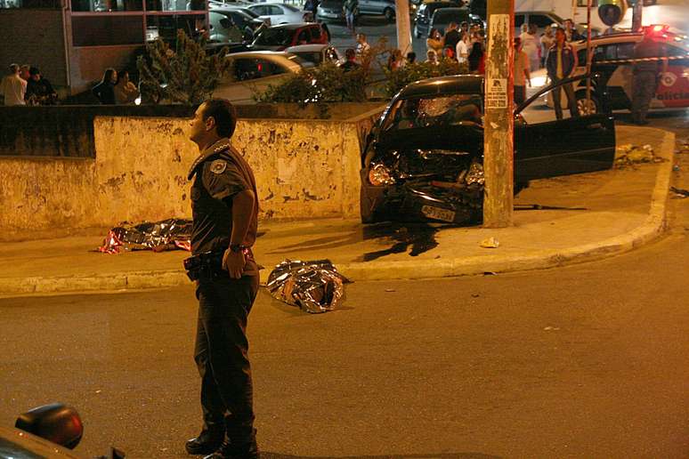 Segundo a Polícia Militar, suspeitos desceram do carro e atiraram contra os policiais, que revidaram