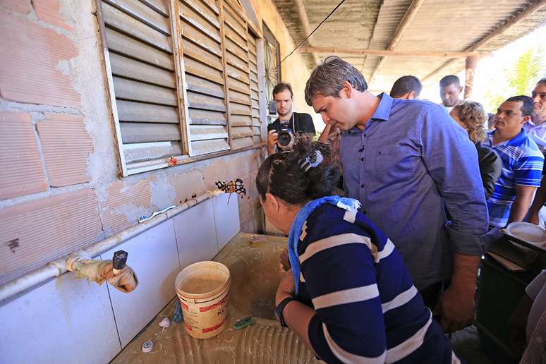 Lindberg conversa com moradores de Duque de Caixas sobre falta d'água