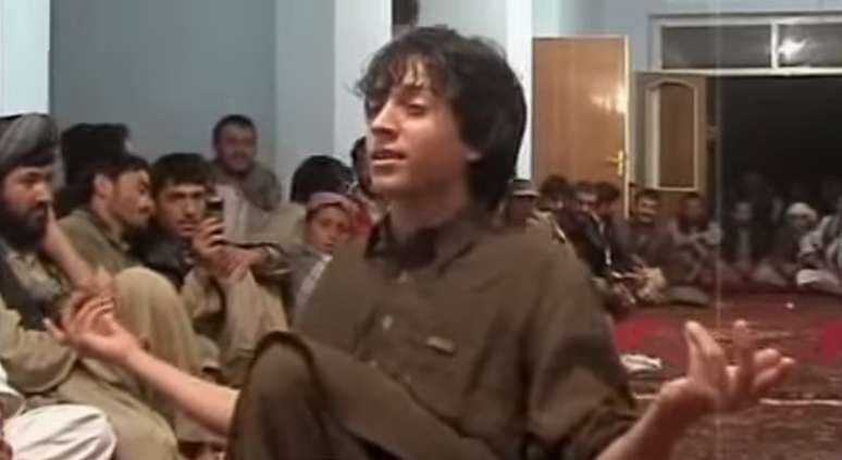 <p>Imagem do documentário The Dancing Boys of Afghanistan mostra um jovem afegão dançando para seu público</p>