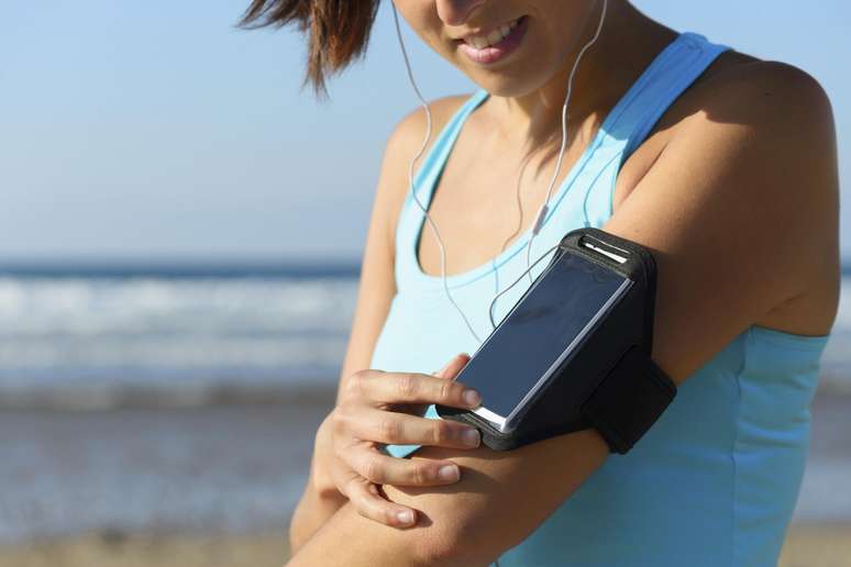 <p>Aplicativos no celular auxiliam na prática de atividade física</p>