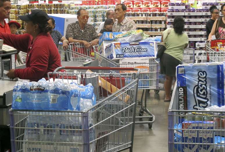 <p>Os havianos formaram longas filas nos supermercados&nbsp;para&nbsp;comprar produtos b&aacute;sicos, como &aacute;gua, lanternas e baterias</p>