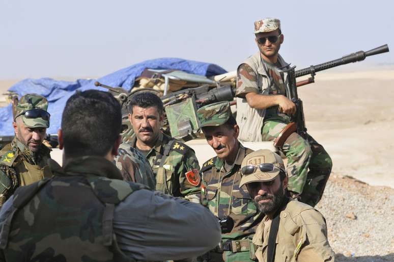 <p>Tropas curdas peshmerga montam guarda durante a implantação de uma operação de segurança na periferia de Sinjar, oeste de Mossul, em 5 de agosto</p>