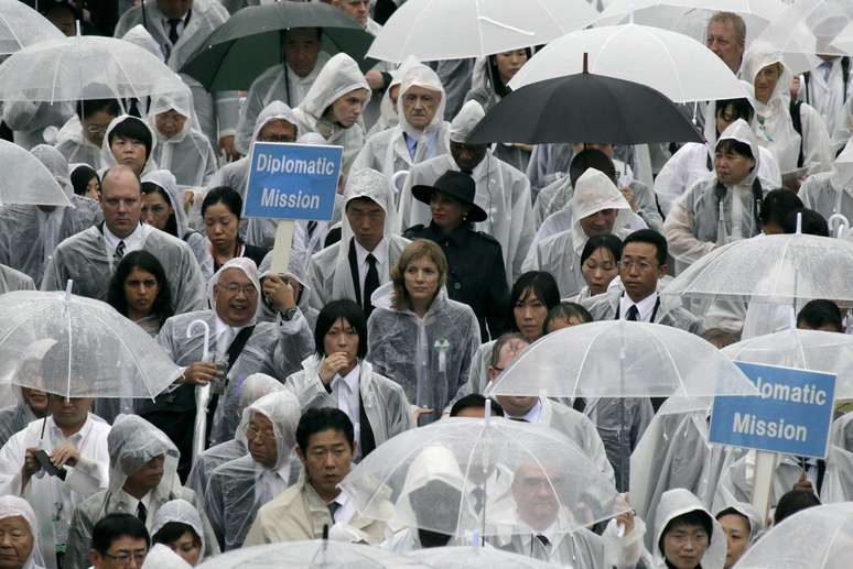 <p>Apesar da chuva, muitas pessoas compareceram &agrave; cerim&ocirc;nia, como a&nbsp;embaixadora dos Estados Unidos, Caroline Kennedy (centro)</p>