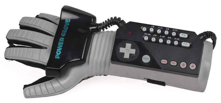 <p><strong>Nintendo Power Glove</strong><br />Em 1989, a Nintendo lançou um acessório para o NES que pode ser comparado ao <em>Wii Remote</em>. A <em>PowerGlove</em>, uma luva com sensores de movimento e alguns botões, se mostrou difícil de ser utilizada e a maior parte dos jogadores optava pelo controle tradicional. </p>
