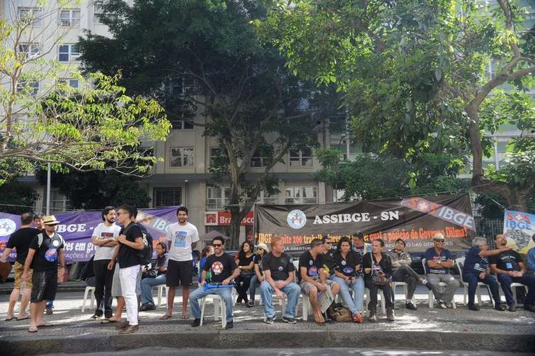 <p>A diretoria do IBGE se reunirá com o ministério do Planejamento, para tentar negociar o fim da greve, por isso, alguns funcionários estão acampados no centro do Rio de Janeiro</p>