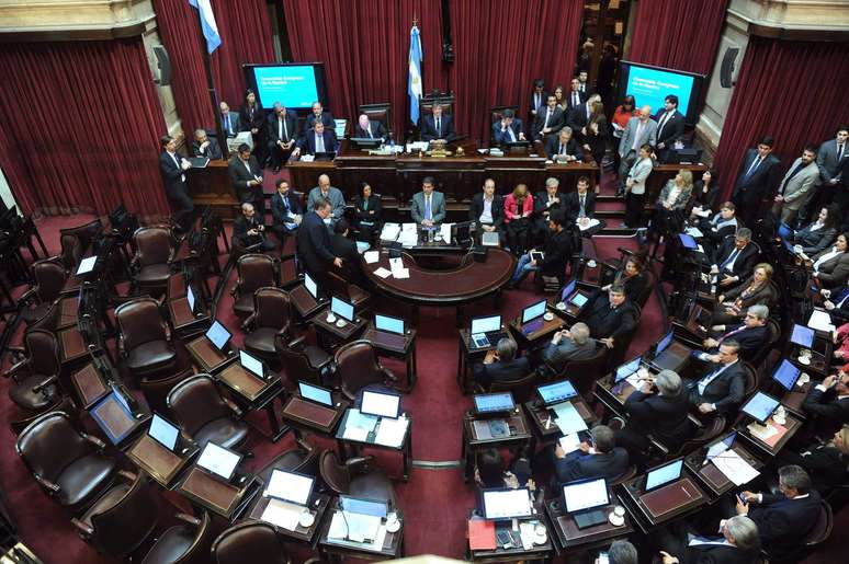 <p>Antes de abandonar o Senado, os opositores fizeram v&aacute;rias cr&iacute;ticas ao vice-presidente argentino</p>