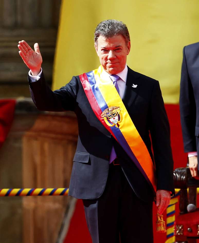 <p>Santos acena para&nbsp;simpatizantes durante a posse de&nbsp;seu 2&ordm; mandato como presidente, em Bogot&aacute;, em 7 de agosto</p>