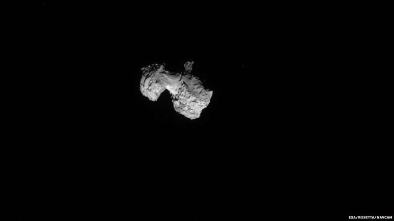 <p>A sonda europeia Rosetta entrou nesta semana na órbita do cometa 67P/ChuryumovGerasimenko. A nave deverá pousar no cometa em novembro. Acima, o cometa visto a uma distância de 300 quilômetros no domingo, 3 de agosto</p>