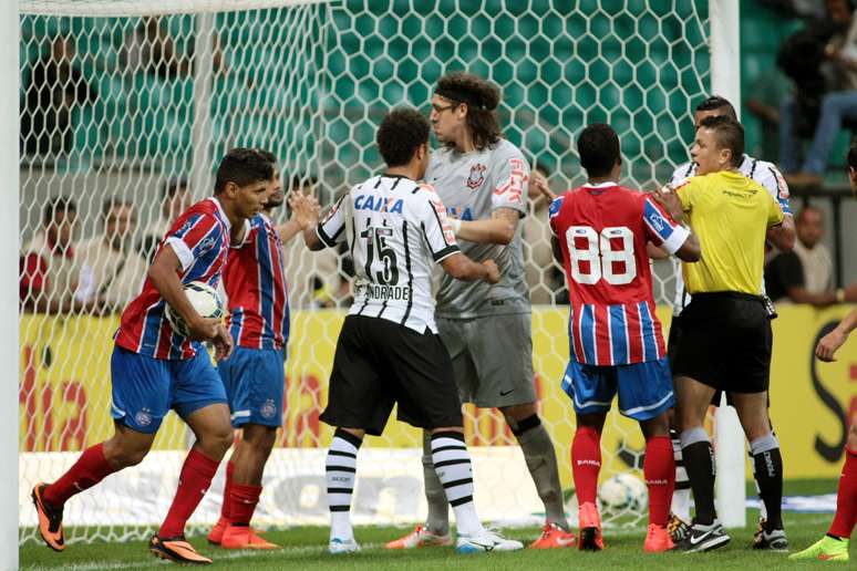 Jogadores de Bahia e Corinthians entram em confus&atilde;o ap&oacute;s gol contra de Guilherme Andrade
