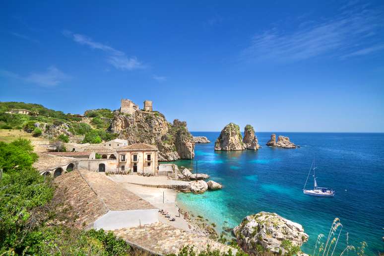 Praia de San Vito Lo Cap, Sicília - Considerada um dos maiores paraísos italianos, a praia de San Vito Lo Capo, na Sicília, possui areias brancas e finas, águas claras e oferece diversas opções de lazer. Além de aproveitar o belo visual é possível praticar windsurf, mergulho, pesca, vela e visitar reservas naturais como Lo Zingaro e Monte Cofano. Em cruzeiros se acessa a praia em excursões