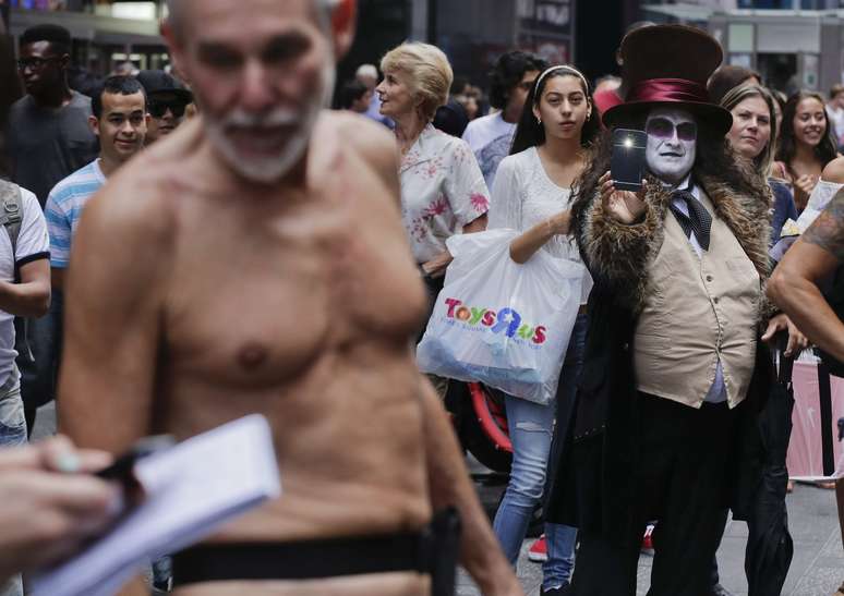 Candidato faz discurso pelado na Times Square em NY