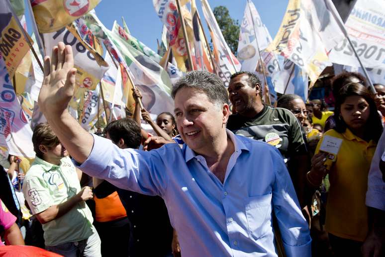 Garotinho, que concorre ao governo do Rio de Janeiro, durante caminhada com moradores na Baixada Fluminense