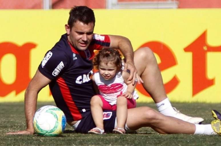 Em semana dos "dias do pais", Giancarlo brincou com sua filha após o treinamento desta tarde, na Vila Capanema
