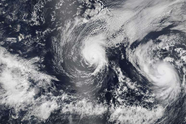 <p>Foto tirada por um satélite da Nasa mostra os furacões Iselle e Julio se movendo em direção ao Havaí em 5 de agosto</p>