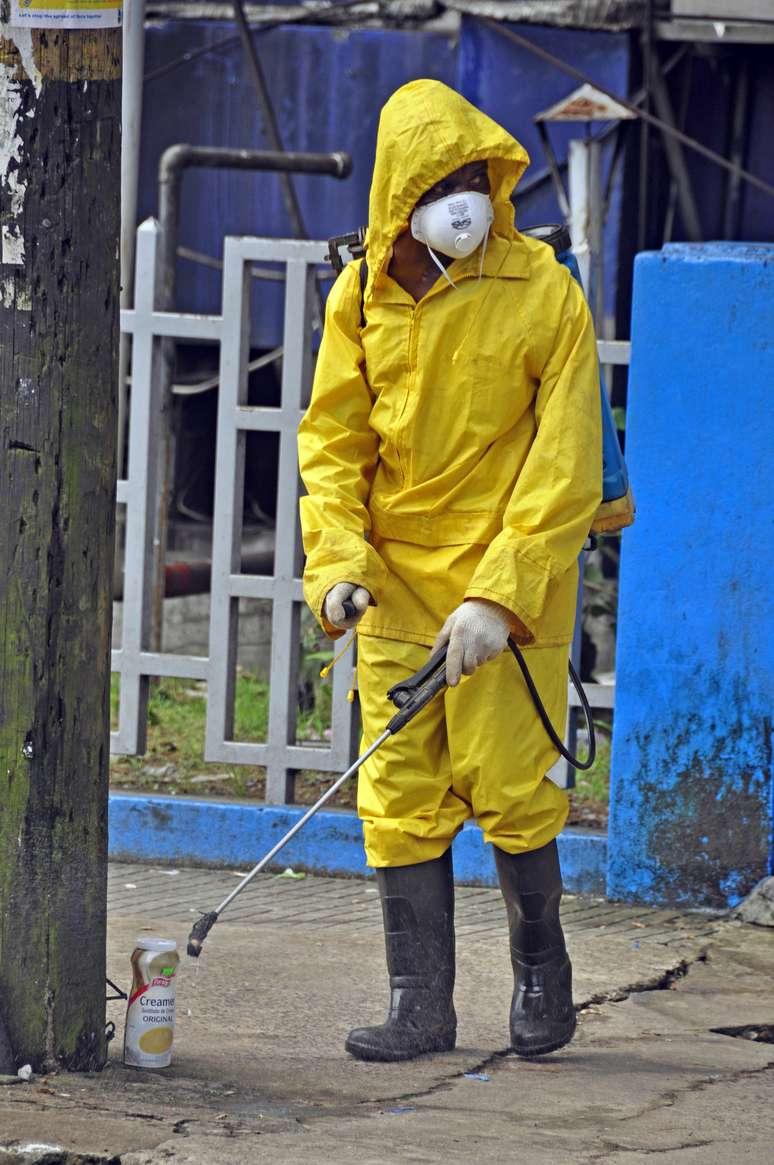 <p>Um funcionário público desinfeta uma rua da cidade de Monrovia na tentativa de conter a propagação do vírus Ebola</p>