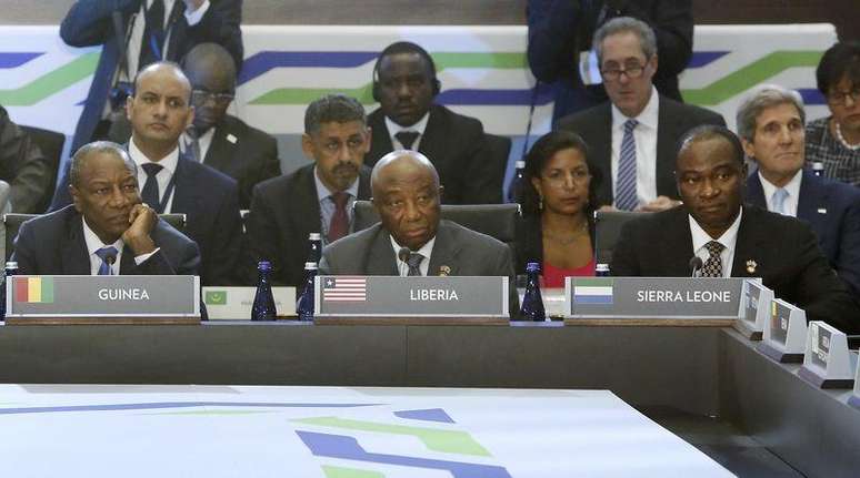 <p>O presidente de Guiné, Alpha Condé, o vice-presidente da Libéria, Joseph Boakai, e o chanceler de Serra Leoa, Samura Kamara, participam de uma cúpula de líderes EUA-África, em Washington, nos Estados Unidos, nesta quarta-feira</p>