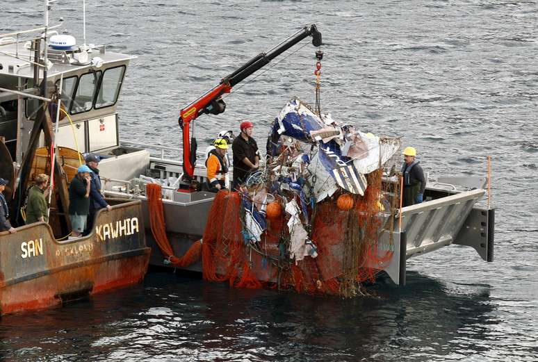 Destroços de avião foram "pescados" por rede de barco