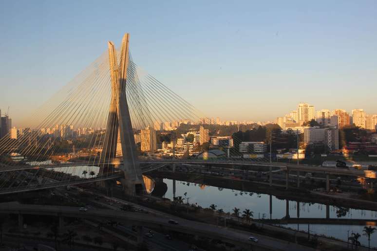 <p>Precipitações devem amenizar clima seco de SP</p>