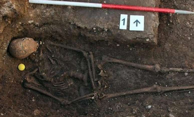 <p>Os restos mortais do último rei da dinastia Plantagenet encontrados em 2012</p>
