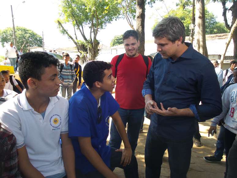 Durante a visita à escola, Lindberg foi apresentado como o candidato cara pintada