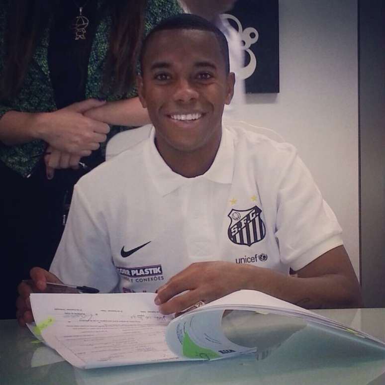 <p>Robinho posa com contrato</p>