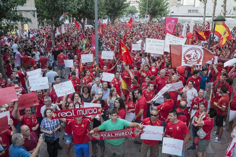 Manifestação de torcedores do Murcia não foi suficiente para evitar o rebaixamento do time à terceira divisão