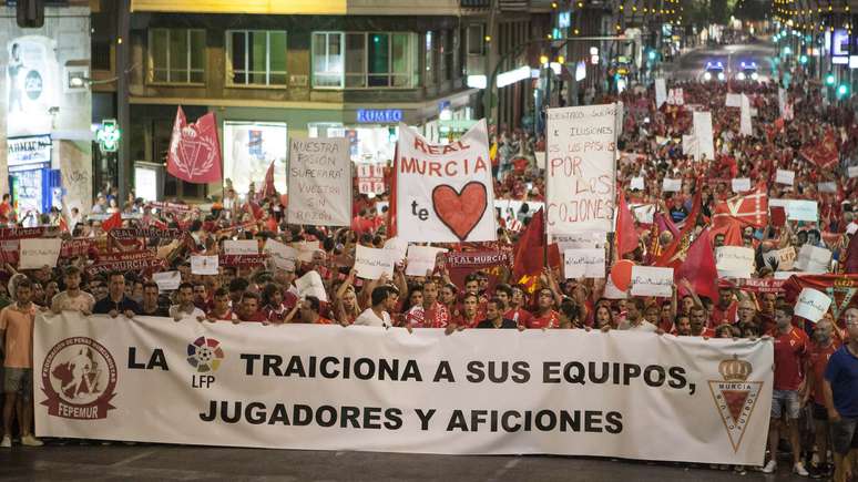 "A LFP trai suas equipes, jogadores e torcedores", acusou fã do Murcia em protesto