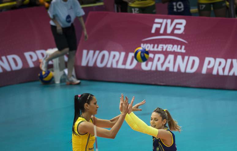 Jaqueline e Camisa Brait comemoram ponto conquistado