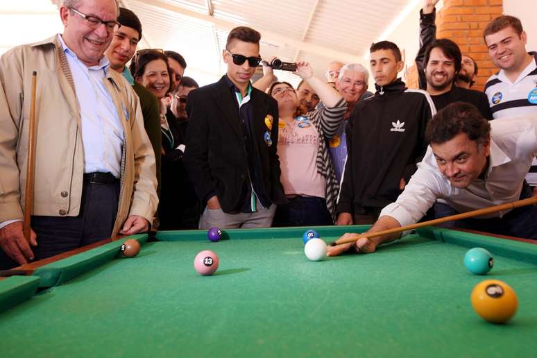 Candidato &agrave; Presid&ecirc;ncia, A&eacute;cio Neves (PSDB), durante campanha nesta sexta-feira em Botucatu (SP). No final de semana, o foco ser&aacute; o Nordeste 
