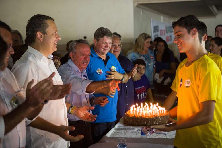 Eduardo Campos ganhou bolo de aniversário antecipado, ele completa 48 anos no domingo, durante ato de campanha em Arapiraca (AL) 