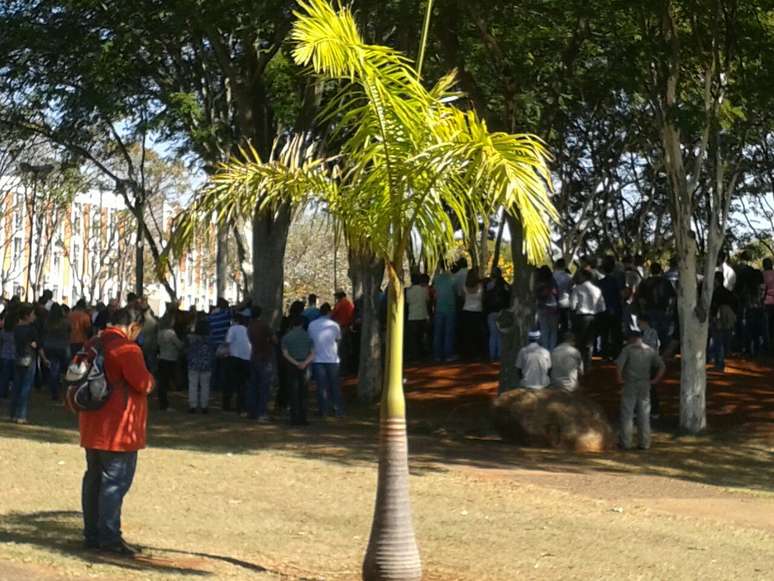 <p>Trabalhadores participam de assembleia realizada na quinta-feira</p>