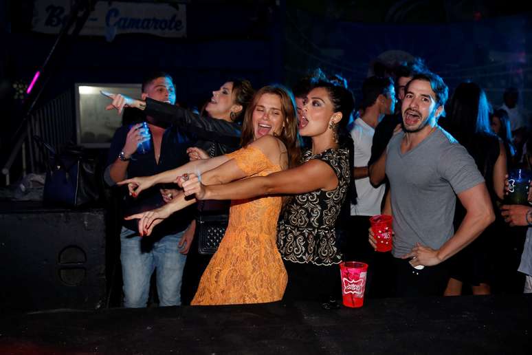 Preta Gil comemorou seu anivers&aacute;rio de 40 anos no baile 'A Favorita', na Rocinha, no Rio de Janeiro. Na foto, Carolina Dieckmann e Juliana Paes