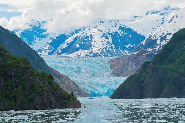 <p>Fiordes e geleiras chamam atenção em cruzeiros pelo Alasca</p>