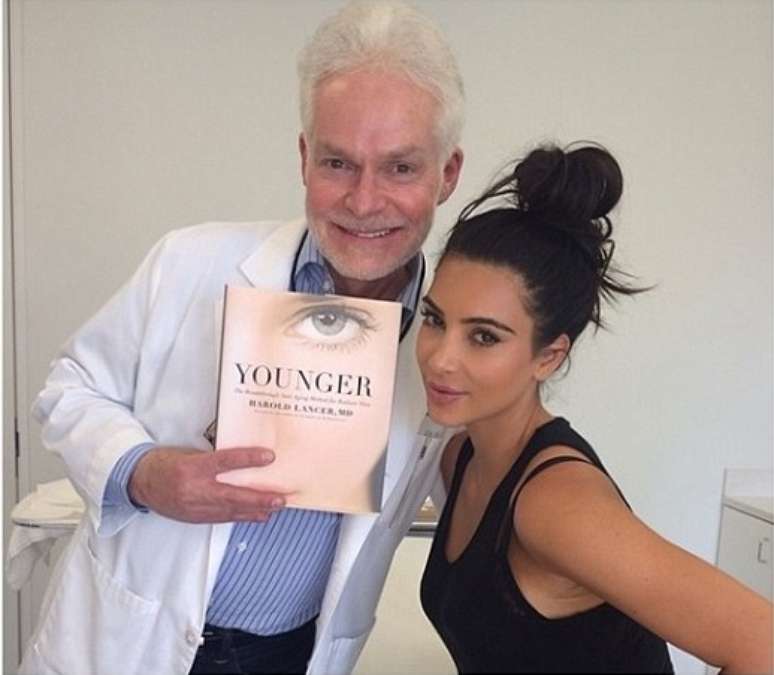 <p class="s9" style="margin:0cm;margin-bottom:.0001pt"><span class="s8">"Eu me sinto mais jovem toda vez que o vejo", escreveu Kim&nbsp;Kardashian&nbsp;na legenda da foto em que aparece com o dermatologista Harold&nbsp;Lancer</span><o:p></o:p></p>
