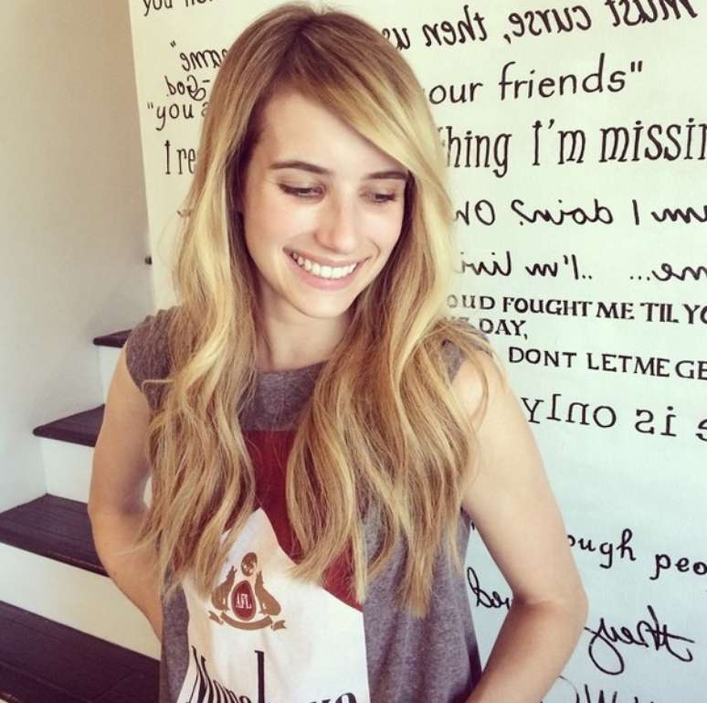 Emma Roberts adota cabelo longo e loiro