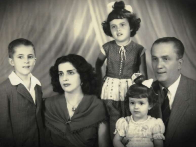 <p>Candidata do PT&nbsp;(de p&eacute;) &eacute; a filha do meio do casamento de Pedro e Dilma</p>