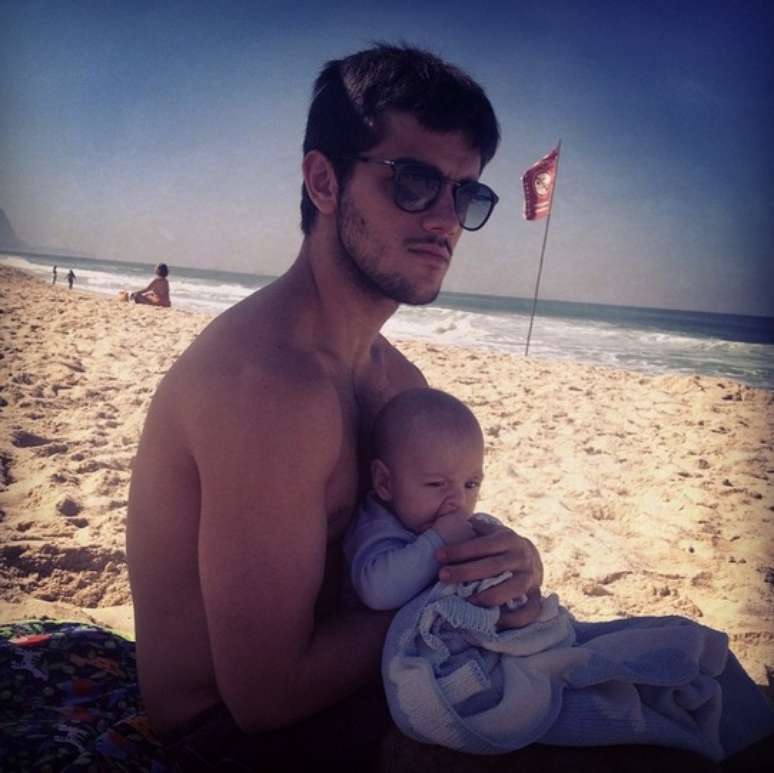 Felipe Simas e o filho