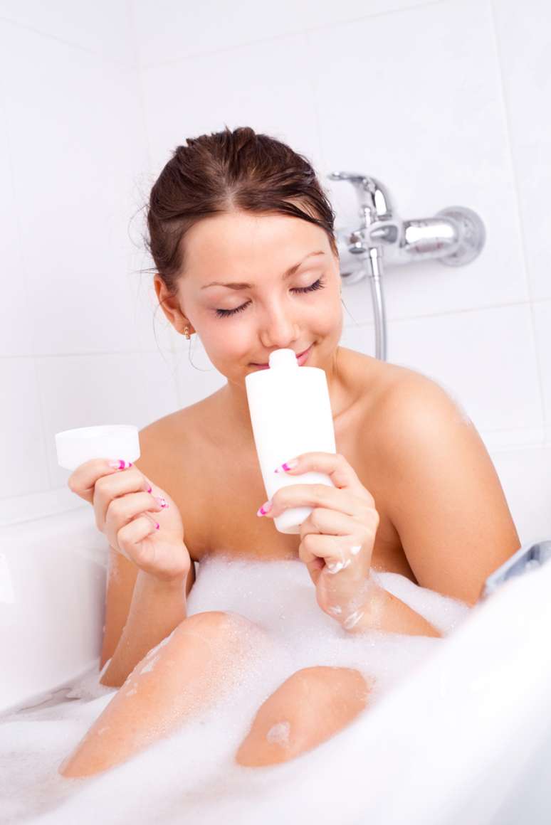 <p>Responsável por formar uma película protetora na pele, o hidratante de banho é capaz de evitar a perda de água e prevenir o ressecamento, além de auxiliar na manutenção da elasticidade e maciez da cútis</p>