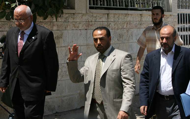 <p>Ayman Taha (ao centro) chega a um encontro com autoridades do Fatah na Faixa de Gaza, em 14 de junho de 2009</p>