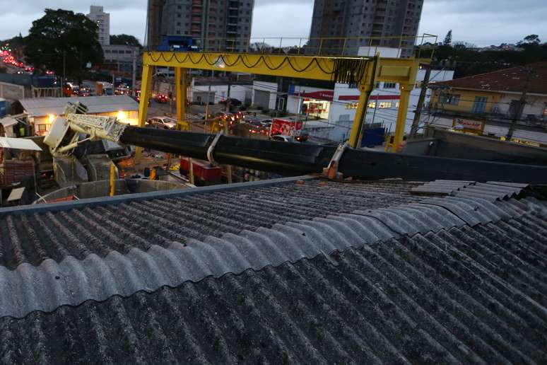 Segundo o Metr&ocirc;, ningu&eacute;m ficou ferido, mas um pr&eacute;dio da administra&ccedil;&atilde;o da companhia foi atingido